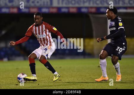 Southend, Großbritannien. Oktober 2020. SOUTHEND ON SEA, 27. OKTOBER. Southend United's Ashley Nathaniel-George und Oldham Athletic's Dylan Fage in Aktion während des Sky Bet League 2 Spiels zwischen Southend United und Oldham Athletic in Roots Hall, Southend am Dienstag, 27. Oktober 2020. (Kredit: Eddie Garvey, Mi News) Kredit: MI Nachrichten & Sport /Alamy Live Nachrichten Stockfoto