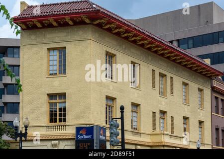 Jules Henri de Sibour's Entwurf für 1369 Connecticut Ave NW In Washington hat einen fast orientalischen Geschmack mit dem roten Das Dach erinnert an einen chinesischen Tempel Stockfoto