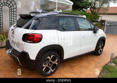 Bordeaux , Aquitanien / Frankreich - 10 20 2020 : Citroen C3 aircross für eine Hochzeitsfeier dekoriert Stockfoto