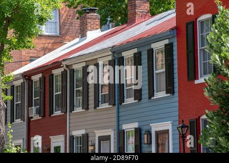 Bunte Georgetown-Gewächshäuser Linie 26th St NW, in Washington DC. Stockfoto