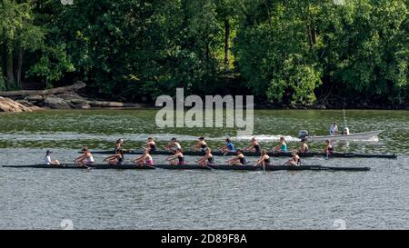 Zwei Frauen Rudern Achten auf dem Potomac River an der Georgetown Waterfront in Washington DC Stockfoto