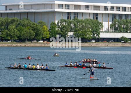 Ruderachter versammeln sich auf dem Potomac River vor dem John F Kennedy Center for the Performing Arts in Washington DC. Stockfoto