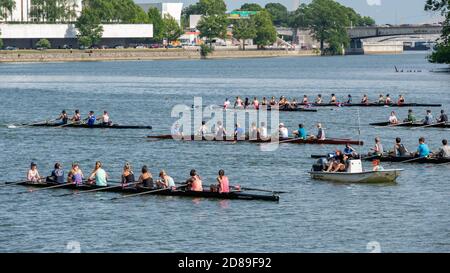 Ruderachter versammeln sich für eine Regatta auf dem Potomac River An der Georgetown Waterfront in Washington DC Stockfoto