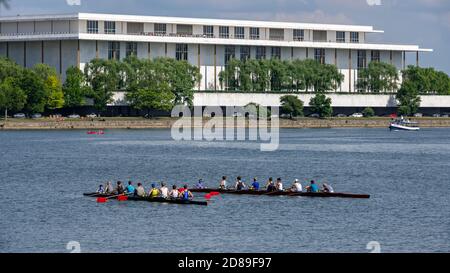 Ruderachter versammeln sich auf dem Potomac River vor dem John F Kennedy Center for the Performing Arts in Washington DC. Stockfoto