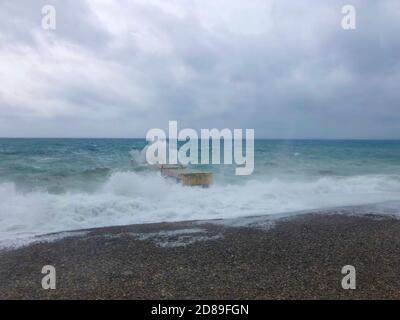 Wellen schlagen auf einem rostigen Ponton, Nizza, Alpes-Maritimes, Frankreich Stockfoto