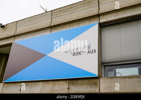 Bordeaux , Aquitaine / Frankreich - 10 20 2020 : Eingang der Universität Bordeaux mit blauem Logo und Gebärdentext Stockfoto