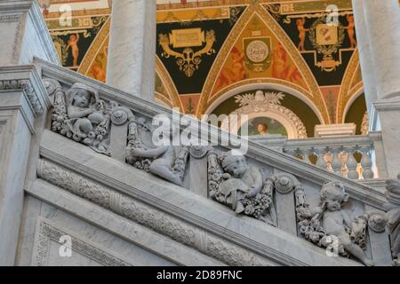 Detail von Putti, (Koch, Chemiker, kleiner Mars und Fischer) auf der Großen Treppe in der Großen Halle der Library of Congress Jefferson Building Stockfoto