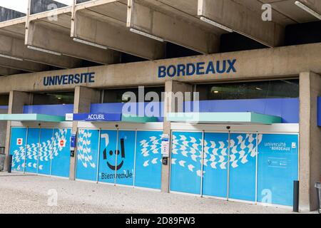 Bordeaux , Aquitaine / Frankreich - 10 20 2020 : bordeaux Universität Zeichen Text und Logo im Eingang der französischen Stadt Stockfoto
