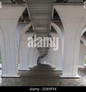 Die Woodrow Wilson Memorial Bridge, die den Potomac River überspannt, ist eine doppelte Bascule-Brücke, die sich wie eine Zugbrücke öffnet, um großen Schiffsverkehr zu ermöglichen. Stockfoto