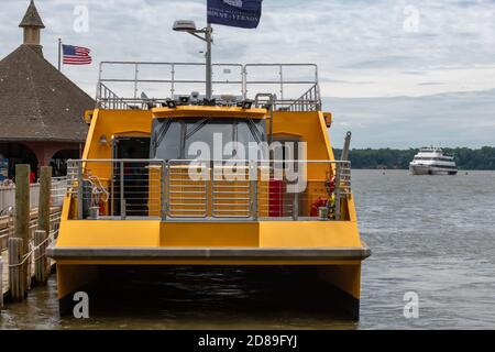 Ein Wassertaxi der Potomac Riverboat Company, das an der Fähranlegestelle Mount Vernon festgemacht ist. Stockfoto