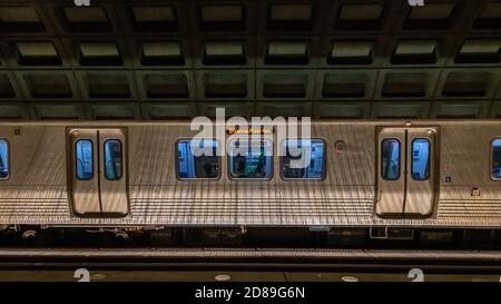 Ein U-Bahn-Zug der Orange Line Vienna/'Fairfax befindet sich unter der Decke des Betonkaffedes der McPherson Square Station, Washington DC. Stockfoto