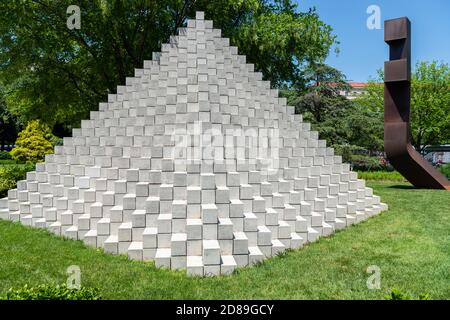 Sol LeWitt's 'Four-sided Pyramid' und Alfredo Haleguas 25' 'America' Kunstwerke Im National Museum of Art Sculpture Gallery auf der National Mall Stockfoto