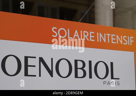 Bordeaux , Aquitaine / Frankreich - 10 20 2020 : Oenobiol Solaire Logo und Signaltext auf Shop-Marke aus dem medizinischen Wissen führenden Schönheit Tanni erstellt Stockfoto