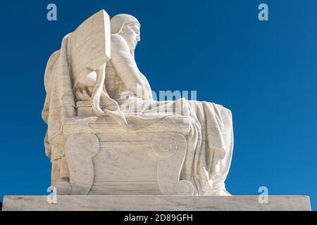 James Earle Frasers Statue "Authority of Law" des Obersten Gerichtshofs der USA auf dem Capitol Hill in Washington DC. Stockfoto