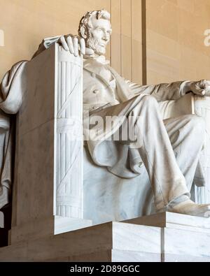 David Chester French's kolossale sitzende Lincoln Skulptur im Lincoln Memorial. Die Statue wurde von den Brüdern Piccirilli geschnitzt und wiegt 170 Tonnen. Stockfoto