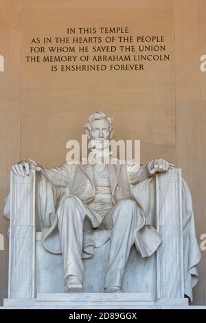 David Chester French's kolossale sitzende Lincoln Skulptur im Lincoln Memorial. Die Statue wurde von den Brüdern Piccirilli geschnitzt und wiegt 170 Tonnen. Stockfoto