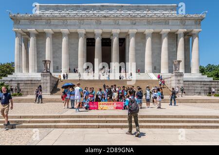 Eine Gruppe vietnamesischer Studenten versammeln sich für ein Foto in Vor dem Lincoln Memorial in Washington DC Stockfoto