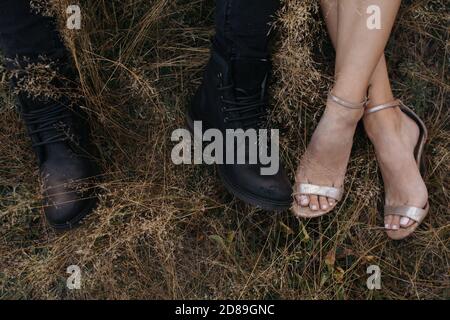 Nahaufnahme eines Mannes und einer Frau in schicken Schuhen auf einem Feld, Russland Stockfoto