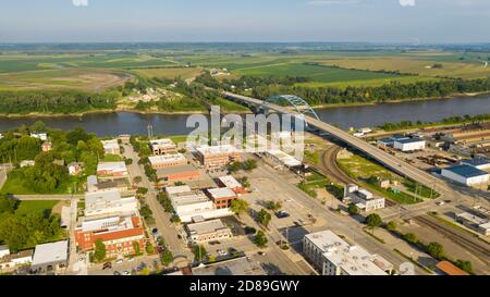 Luftaufnahme über Stadtzentrum von Atchison Kansas in Morgenlicht Stockfoto