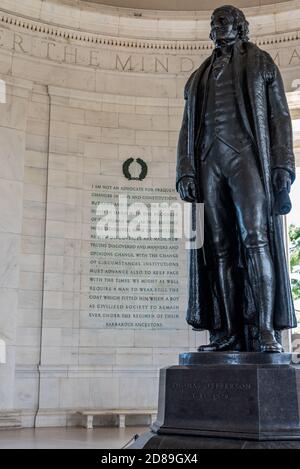 Rudulph Evans 5,8m hohe Bronzestatue von Thomas Jefferson mit Auszügen aus seinem Brief vom 12. Juli 1816 an Samuel Kercheval auf der linken Seite eingraviert. Stockfoto