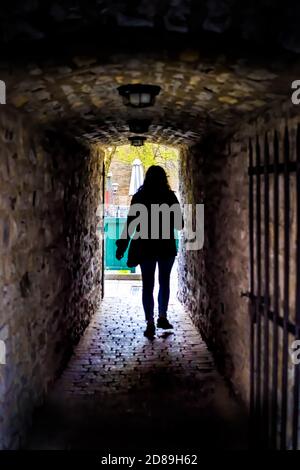 Silhouette von Frau Person Tourist zu Fuß in Quebec City, Kanada in der Nähe der unteren Altstadt mit Kopfsteinpflaster Straße enge Gasse De La Batterie mit Stockfoto