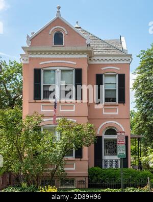 Ein großes viktorianisches Backsteinhaus an der von Bäumen gesäumten R Street NW in Georgetown, Washington DC Stockfoto