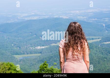 Frau junges Mädchen im Kleid zurück Blick auf hohen Winkel Blick auf den See in Shenandoah Blue Ridge appalachian Berge auf Blick auf die Skyline von Virginia Stockfoto