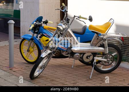 Bordeaux , Aquitanien / Frankreich - 10 20 2020 : peugeot 103 sp chooper und mbk 51 caferacer französisch vintage retro Moped in der Stadt Straße geparkt Stockfoto