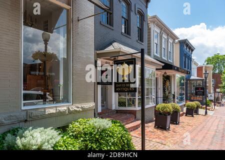 Bunte lokale Geschäfte, Cafés und Restaurants säumen die Wisconsin Avenue in Georgetown, Washington DC Stockfoto