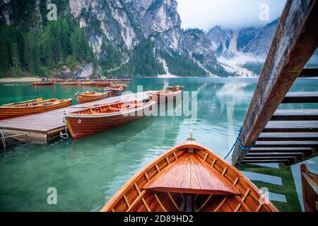Ruderboote auf dem Pragser See, Dolomiten, Südtirol, Italien Stockfoto
