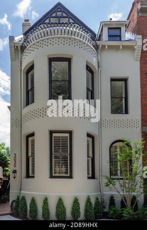 Ein historisches dreistöckiges viktorianisches Stadthaus in der Q Street NW in Washington DC. Aus dem Jahr 1900 das Backsteinhaus hat verzierte Details & einen Balkon Stockfoto