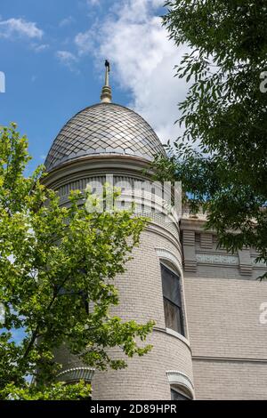 Ein blassgelber Turm mit einem gekachelten Kegeldach auf einem Wohngebäude an der Ecke von Q Street NW und 31street, NW, Georgetown, Washington, DC Stockfoto