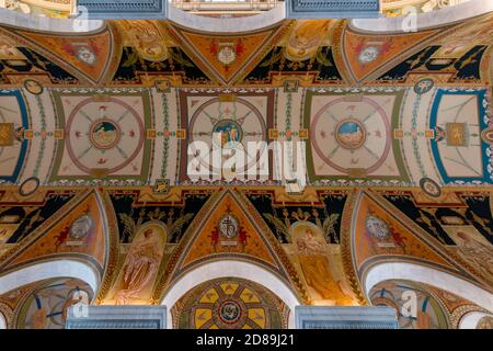 Die mit Fresken verzierte gewölbte Decke über dem Ostflur der Library of Congress Jefferson Building im zweiten Stock. Stockfoto