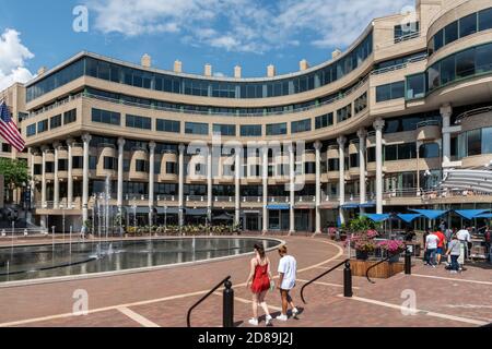 Arthur Cotton Moore's Postmodern Architectural Style Harbour Complex befindet sich auf Der Potomac River ist gesäumt von beliebten Bars und Restaurants Stockfoto