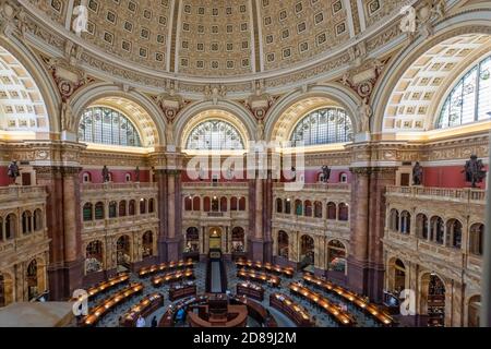 Der Hauptlesesaal in der Kongressbibliothek. Acht riesige Marmorsäulen unterstützen 10' hohe allegorische weibliche Figuren, die zivilisiertes Leben darstellen. Stockfoto