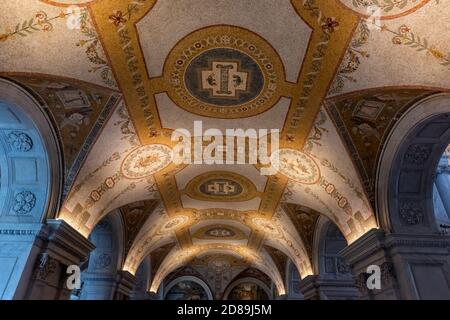 Mosaike schmücken die gewölbte Decke des Ostkorridors der Großen Halle in der Library of Congress Jefferson Building in Washington, DC. Stockfoto