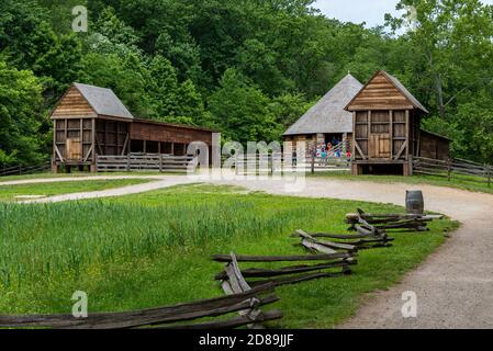 Die Nachbildung von George Washingtons 16-seitigem Laufstall und Zwillingsstall- und Maiskrippengebäuden auf der Pionierfarm in Mount Vernon, Virginia Stockfoto