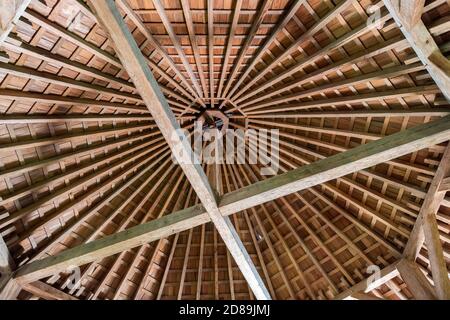 Das verschlungene Holzdach der Nachbildung von George Washingtons 16-seitigem Laufstall auf der Pioneer Farm in Mount Vernon, Virginia Stockfoto