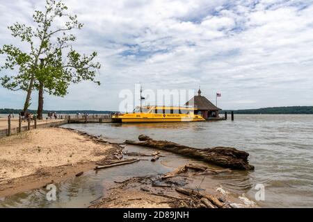 Ein Wassertaxi der Potomac Riverboat Company, das an der Fähranlegestelle Mount Vernon festgemacht ist. Stockfoto