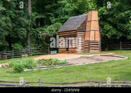 Die nachgebaute hölzerne Sklavenhütte auf der Pionierfarm in George Washingtons Mount Vernon Plantage in Virginia. Stockfoto