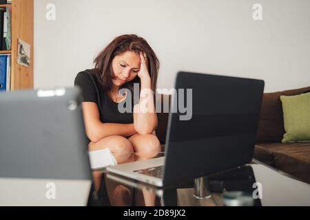 Müde kaukasischen Geschäftsfrau leiden unter Kopfschmerzen während der Arbeit aus Zu Hause Stockfoto