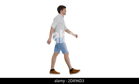 Casual junger Mann zu Fuß und freuen sich auf weißen Hintergrund Stockfoto
