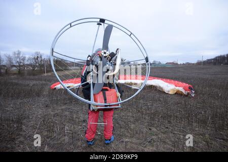 Paramotoring. Paramotorist Überprüfung Takelage für Start zu fliegen Stockfoto