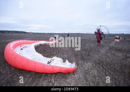 Paramotoring. Paramotorist Überprüfung Takelage für Start zu fliegen Stockfoto