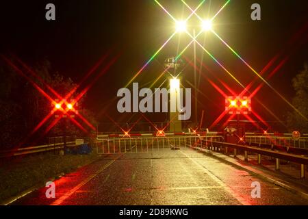 Warnleuchten blinken Warnung Autofahrer von selby Swingbridge offenen Fluss ouse yorkshire vereinigtes Königreich Stockfoto