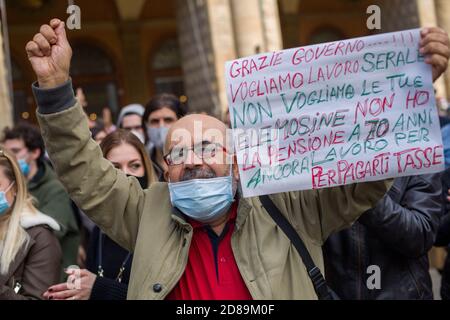 Bologna, 28/10/2020. Manifest dei commercianti e dei lavoratori del commercio contro le chiusure imposte dal nuovo decreto del Governo per arginare l'aumento dei contagi da Covid-19. Presenti le maggiori associazioni come conferesercenti e confcommercio, molti Slogan contro il Governo e il Presidente Giuseppe Conte, alcuni esponenti dell'estrema destra in piazza. Presidio in piazza Maggiore e piccolo corteo in Centro guidato dallo striscione „TU CI chiudi, tu CI paghi“. (MICHELE LAPINI/Fotograf, Bologna - 2020-10-28) p.s. la foto e' utilizzabile nel rispetto del contesto in cui e' stat Stockfoto