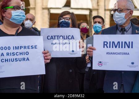 Bologna, 28/10/2020. Manifest dei commercianti e dei lavoratori del commercio contro le chiusure imposte dal nuovo decreto del Governo per arginare l'aumento dei contagi da Covid-19. Presenti le maggiori associazioni come conferesercenti e confcommercio, molti Slogan contro il Governo e il Presidente Giuseppe Conte, alcuni esponenti dell'estrema destra in piazza. Presidio in piazza Maggiore e piccolo corteo in Centro guidato dallo striscione „TU CI chiudi, tu CI paghi“. (MICHELE LAPINI/Fotograf, Bologna - 2020-10-28) p.s. la foto e' utilizzabile nel rispetto del contesto in cui e' stat Stockfoto