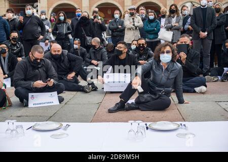 Bologna, 28/10/2020. Manifest dei commercianti e dei lavoratori del commercio contro le chiusure imposte dal nuovo decreto del Governo per arginare l'aumento dei contagi da Covid-19. Presenti le maggiori associazioni come conferesercenti e confcommercio, molti Slogan contro il Governo e il Presidente Giuseppe Conte, alcuni esponenti dell'estrema destra in piazza. Presidio in piazza Maggiore e piccolo corteo in Centro guidato dallo striscione „TU CI chiudi, tu CI paghi“. (MICHELE LAPINI/Fotograf, Bologna - 2020-10-28) p.s. la foto e' utilizzabile nel rispetto del contesto in cui e' stat Stockfoto