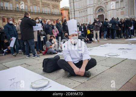 Bologna, 28/10/2020. Manifest dei commercianti e dei lavoratori del commercio contro le chiusure imposte dal nuovo decreto del Governo per arginare l'aumento dei contagi da Covid-19. Presenti le maggiori associazioni come conferesercenti e confcommercio, molti Slogan contro il Governo e il Presidente Giuseppe Conte, alcuni esponenti dell'estrema destra in piazza. Presidio in piazza Maggiore e piccolo corteo in Centro guidato dallo striscione „TU CI chiudi, tu CI paghi“. (MICHELE LAPINI/Fotograf, Bologna - 2020-10-28) p.s. la foto e' utilizzabile nel rispetto del contesto in cui e' stat Stockfoto