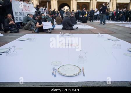 Bologna, 28/10/2020. Manifest dei commercianti e dei lavoratori del commercio contro le chiusure imposte dal nuovo decreto del Governo per arginare l'aumento dei contagi da Covid-19. Presenti le maggiori associazioni come conferesercenti e confcommercio, molti Slogan contro il Governo e il Presidente Giuseppe Conte, alcuni esponenti dell'estrema destra in piazza. Presidio in piazza Maggiore e piccolo corteo in Centro guidato dallo striscione „TU CI chiudi, tu CI paghi“. (MICHELE LAPINI/Fotograf, Bologna - 2020-10-28) p.s. la foto e' utilizzabile nel rispetto del contesto in cui e' stat Stockfoto